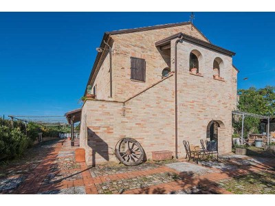 FARMHOUSE WITH POOL FOR SALE IN MONTE GIBERTO IN THE MARCHE REGION has been expertly restored and used as an accommodation business in Le Marche_1